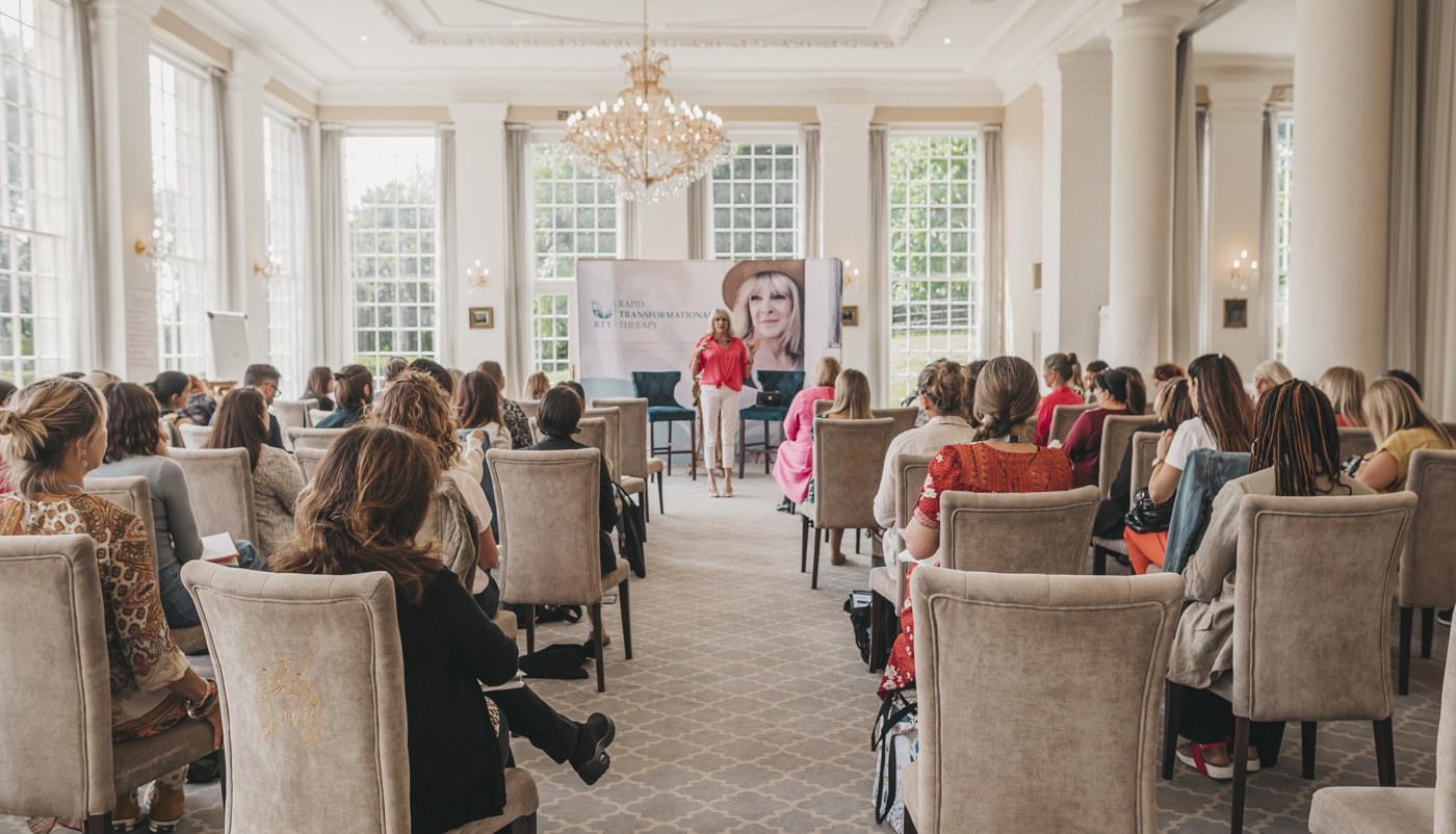 Marisa Peer leading a live RTT workshop, women in attendance